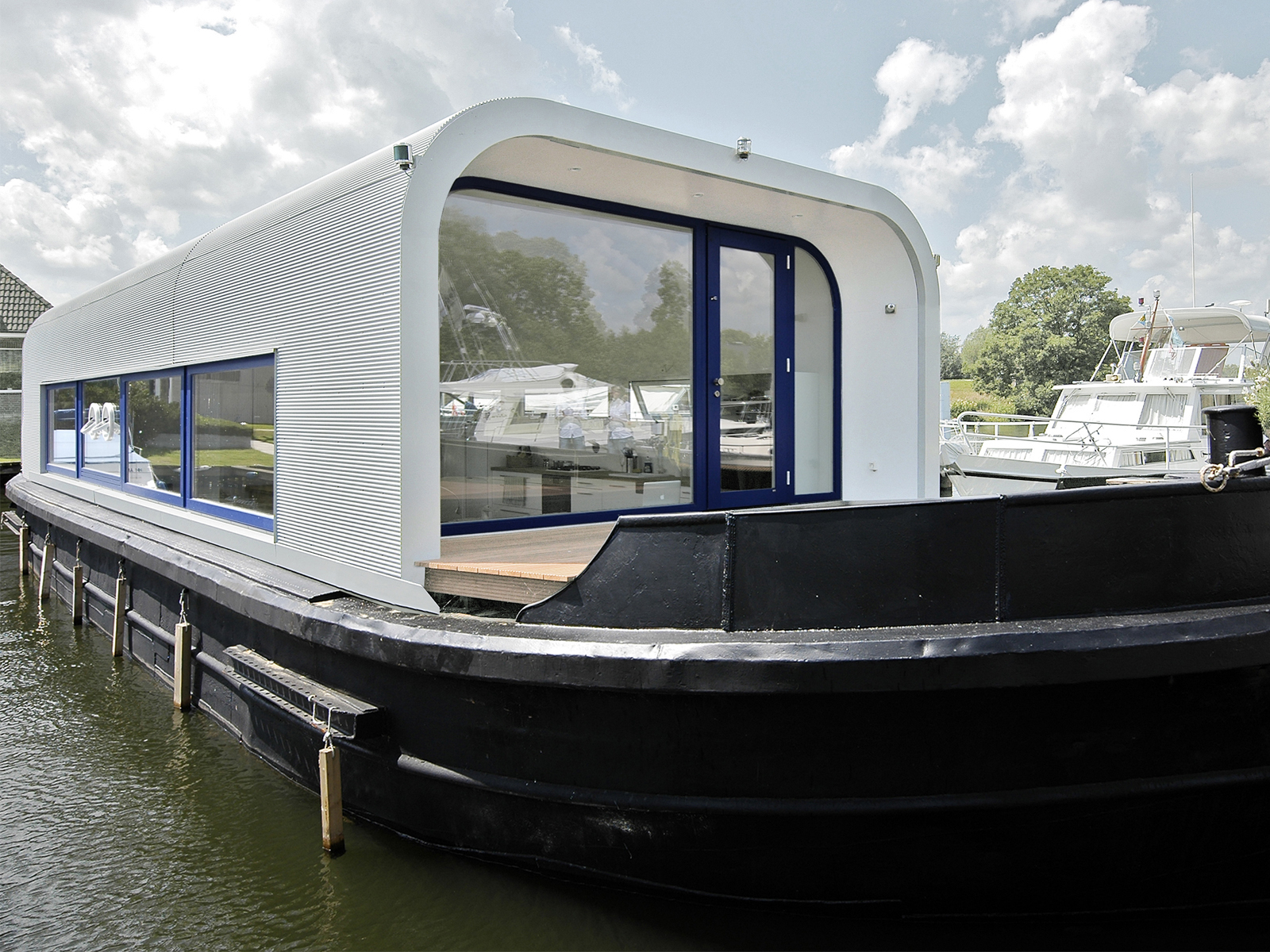 Mobile Houseboat — Amelie Rost