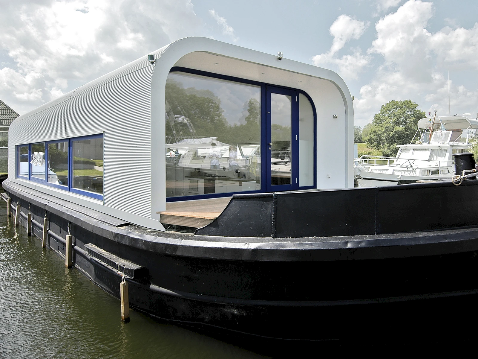 Mobile Houseboat — Amelie Rost